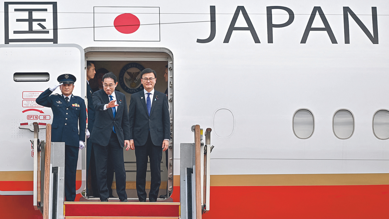 Tensión. Mientras las alarmas sonaban en Okinawa por el lanzamiento del misil norcoreano, el primer ministro japonés, Fumio Kishida, abordó su avión de regreso a Tokio.