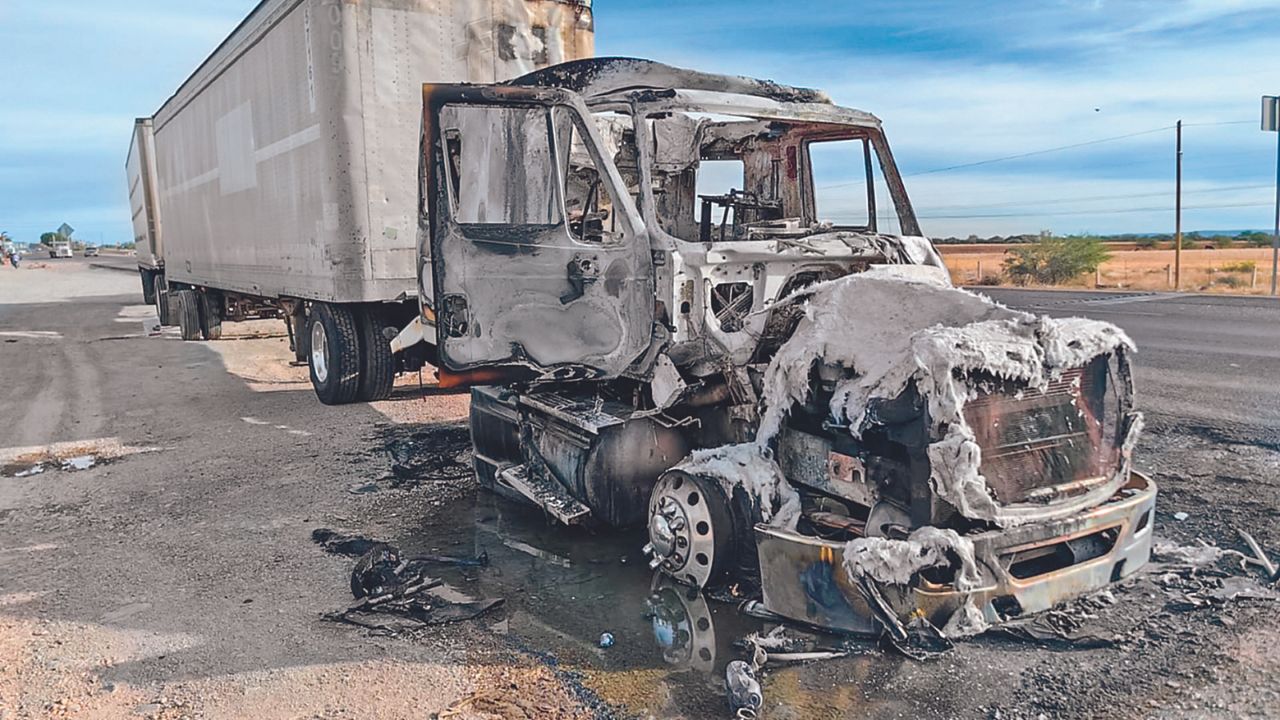 TERROR. Automovilistas volvieron a quedar en medio de los bloqueos y la quema de autos por parte de grupos del crimen organizado. 