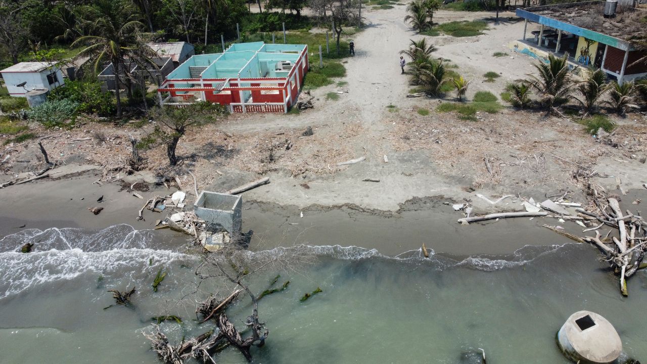 RESIGNACIÓN. En el pueblo es común ver las casas destruidas por el mar que se las “come”.