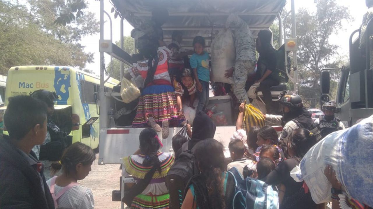 Seguridad. Elementos del Ejército, GN y policías estatales resguardaron a las 140 familias que retornaron a San Jerónimo Palantla en camiones.