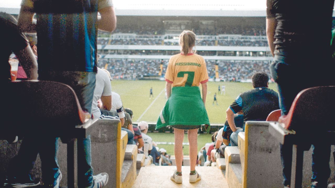 Las memorias de adolescencia de Natalia García Agraz se plasman en el cortometraje Passarinho, en el que con humor se muestra a un par de niñas aficionadas al futbol ir al partido de su equipo favorito con el sueño de conocer al delantero del momento.