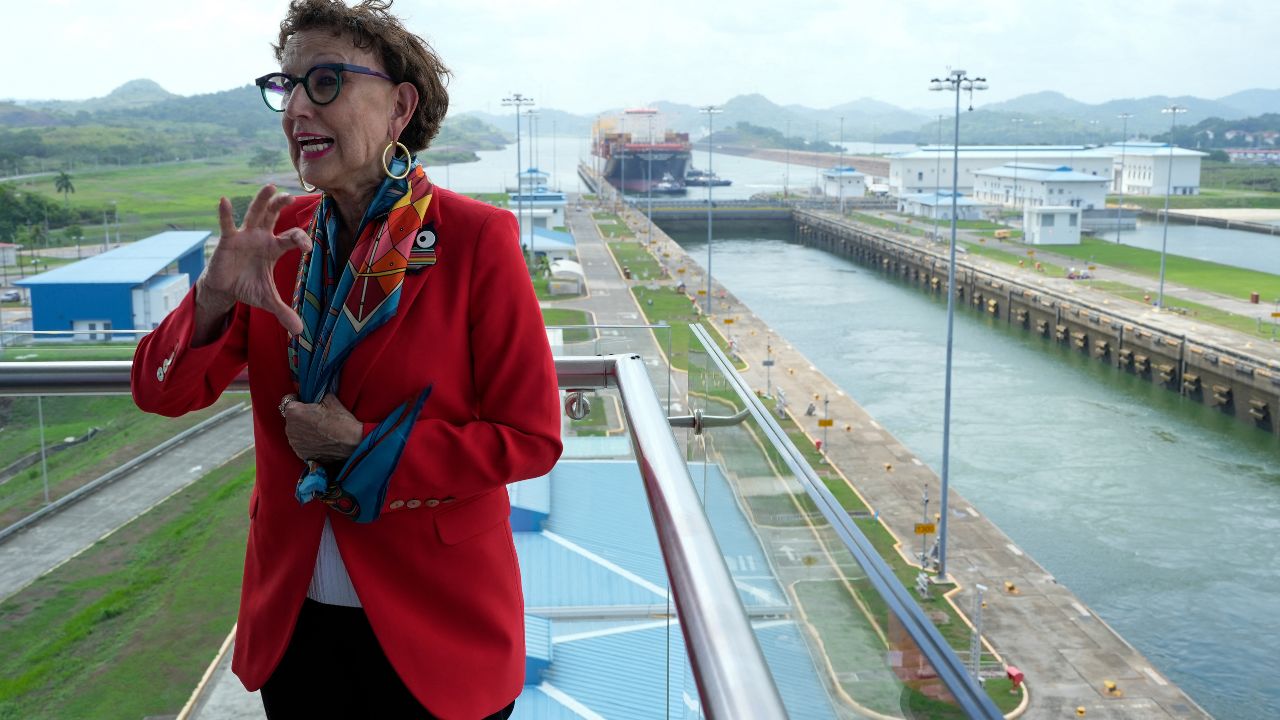 Estas dos guerras causan “disrupción” en el Canal de Suez, en el Mar Rojo y en el Mar Negro, mientras el cambio climático forzó a reducir el tránsito de buques por el Canal de Panamá