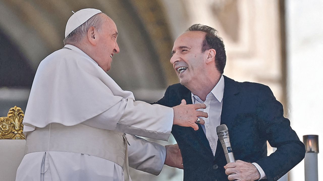 El actor y director italiano, Roberto Benigni, robó ayer protagonismo al papa 