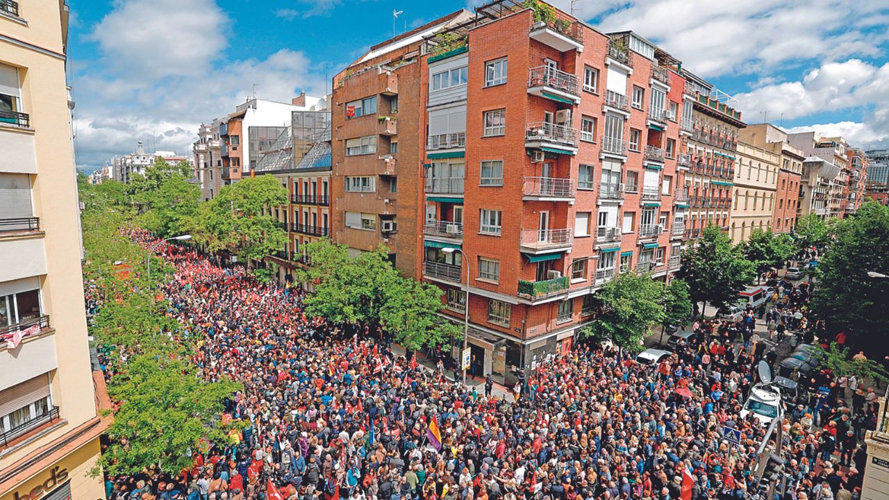 RESPALDO. Simpatizantes del presidente Pedro Sánchez se reunieron el pasado 29 de abril para mostrar su apoyo a su continuidad, frente a la sede del Partido Socialista Obrero Español (PSOE), en Madrid.