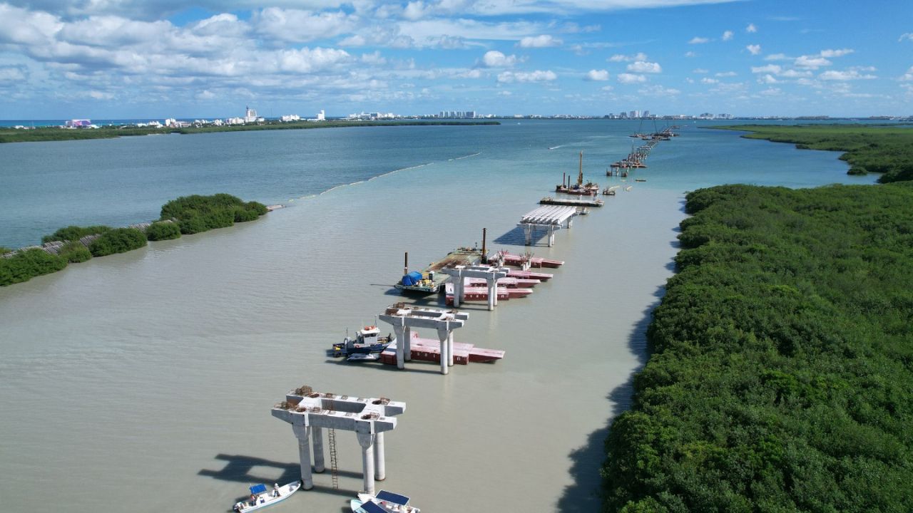 TRABAJOS. Progresa la construcción del puente vehicular Nichupté en Cancún, Quintana Roo.