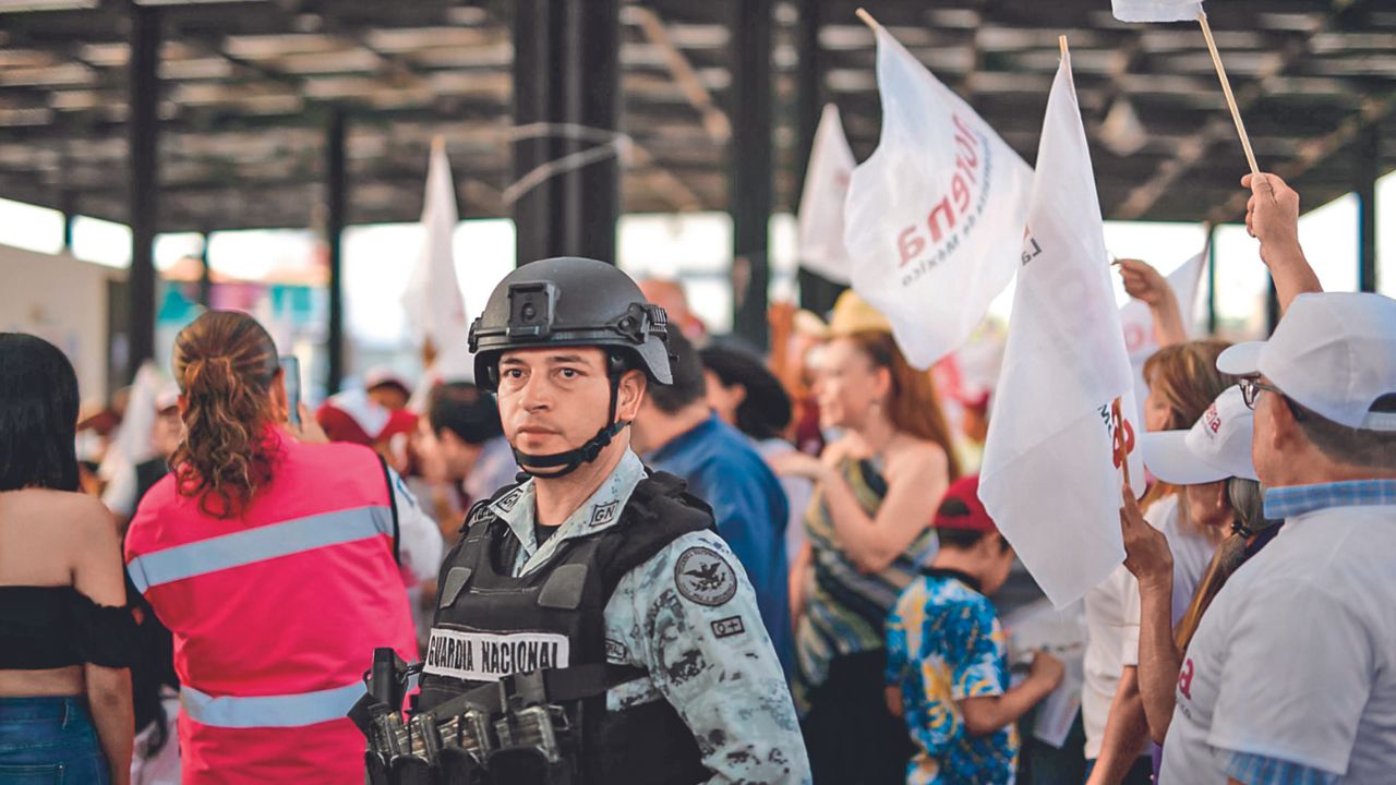 VIGILANCIA. Elementos de la Guardia Nacional custodian a candidatos de Morena en Celaya, Guanajuato.