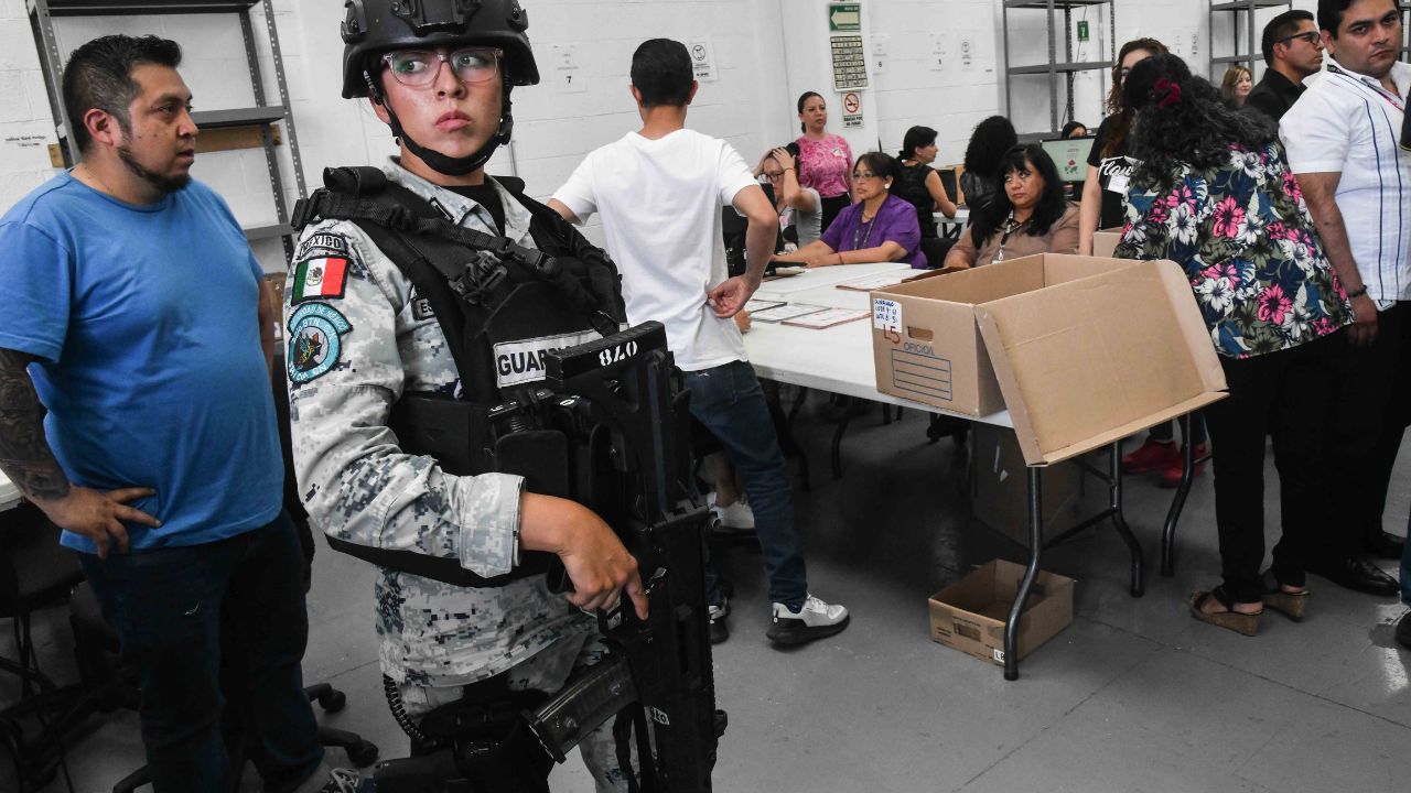 Resguardo. La Guardia Nacional aseguró los paquetes electorales postales que recibirán mexicanos residentes en el extranjero.