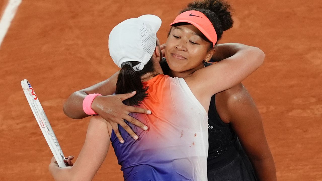 Iga Swiatek y Naomi Osaka deslumbraron en el cuarto día de actividades del primer cuadro de Roland Garros, con triunfo para la competidora polaca con parciales de 7-6, 1-6 y 7-5