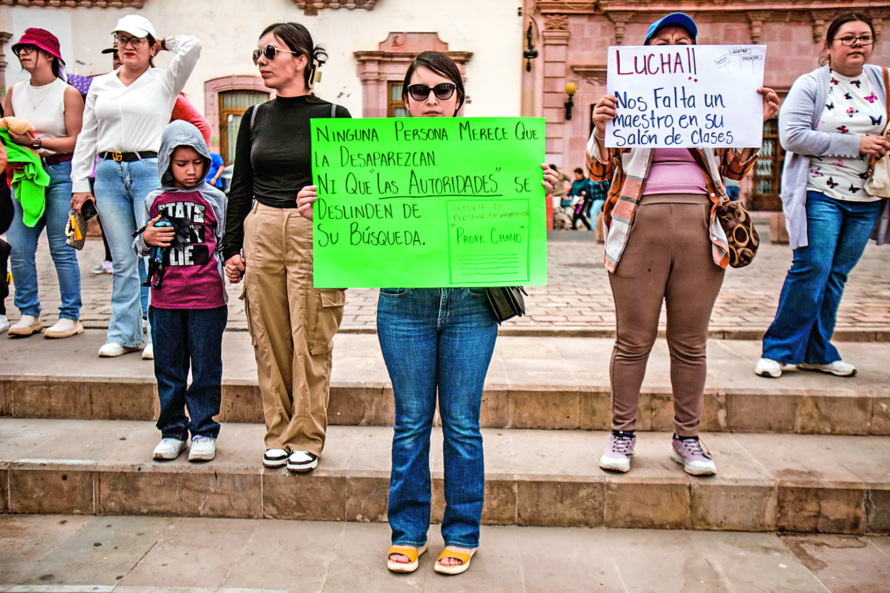 TEMOR. La escuela primaria de Coatzacoalcos “Jaime Nunó” permanece cerrada, mientras en Zacatecas aún esperan la aparición del _Profe Chayo_.