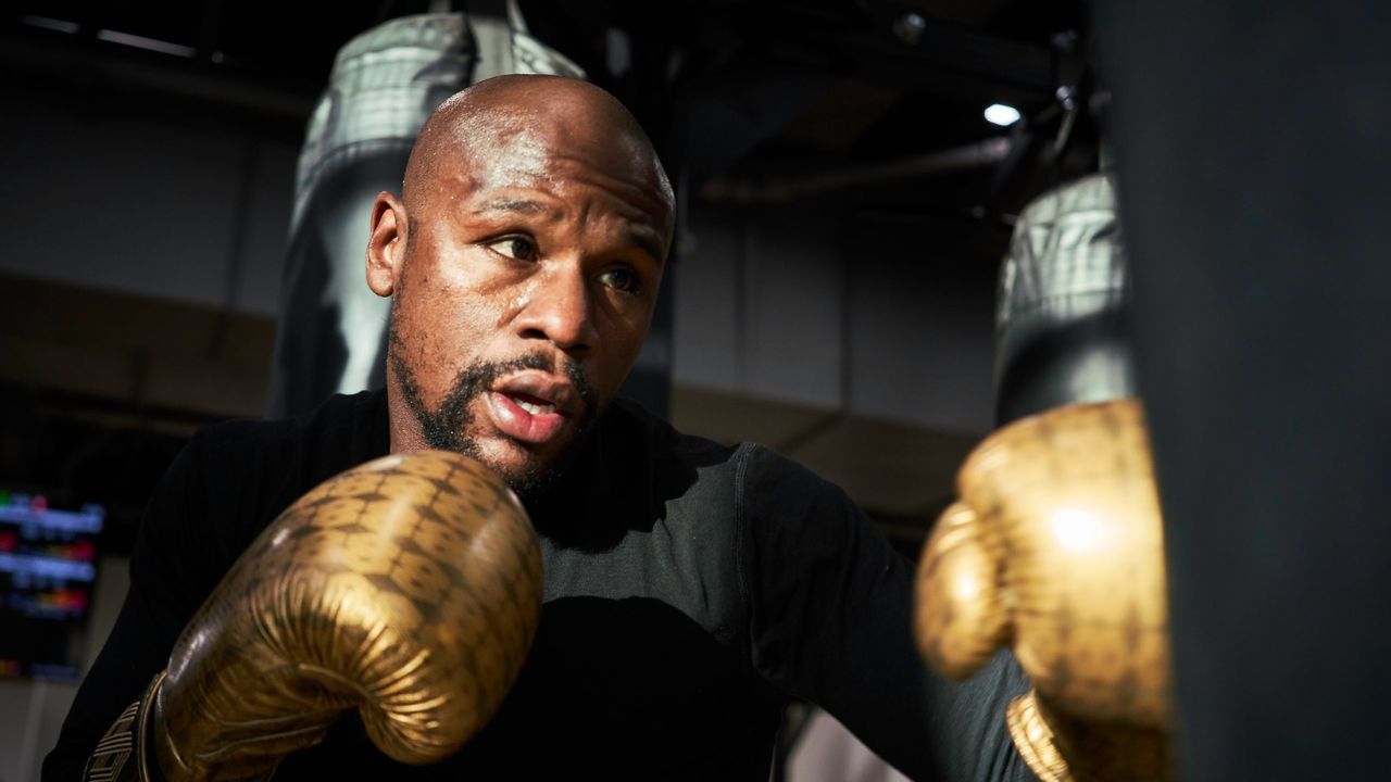 Mayweather hizo valer la espera por el combate estelar en la Arena Ciudad de México