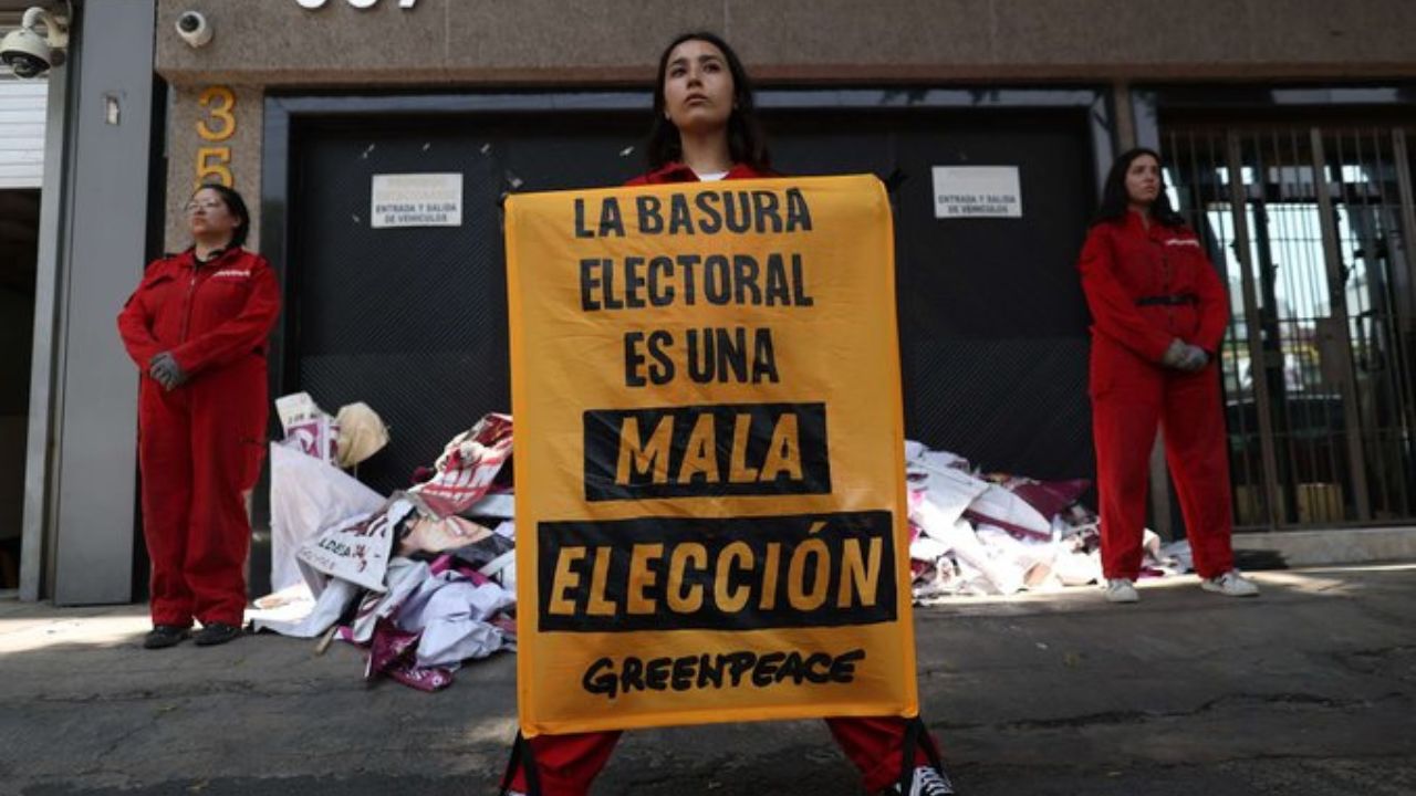 Activistas de Greenpeace devuelven “basura electoral” a sedes de partidos políticos