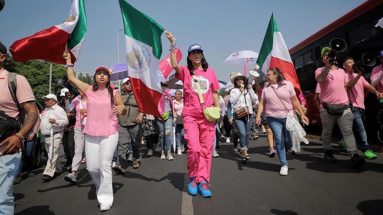 Participa Limón en marcha de la Marea Rosa