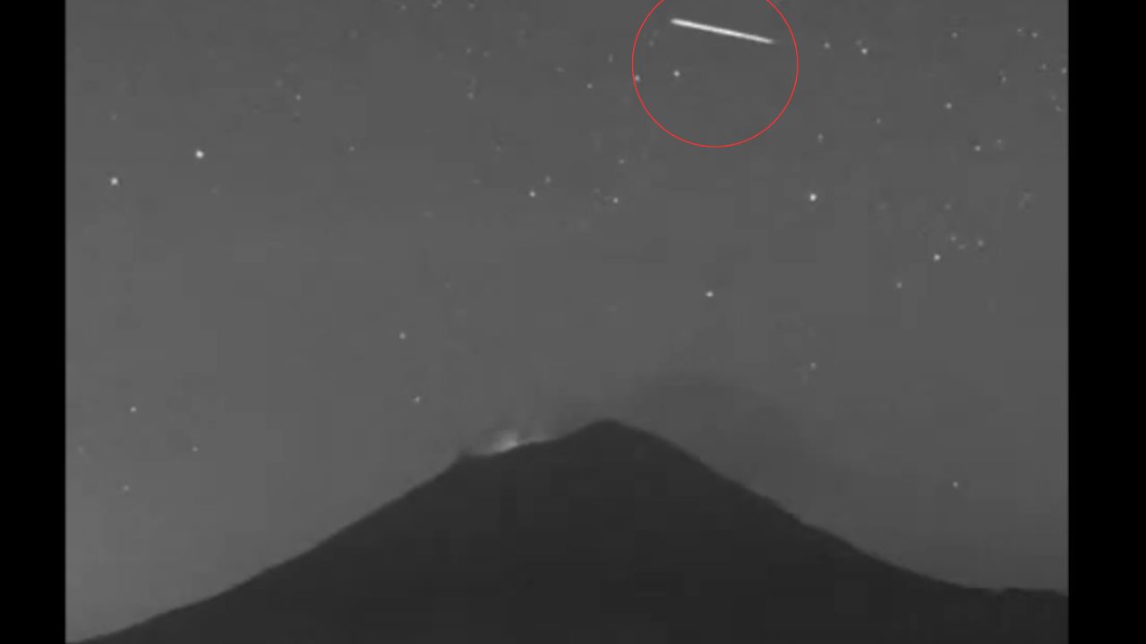 Captan un alargado objeto luminoso de una forma y origen desconocido sobrevolando cerca del volcán Popocatépetl