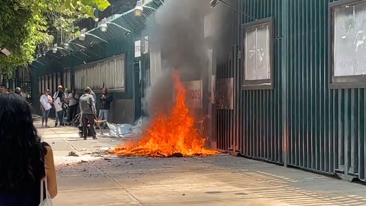 Maestros que integran la Coordinadora Nacional de Trabajadores de la Educación (CNTE) se manifestaron frente a la sede PRI