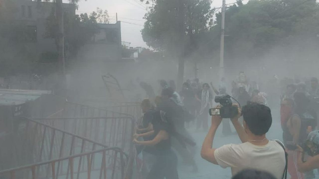 Primeros reportes indican que habría al menos un uniformado lesionado por el encontronazo.