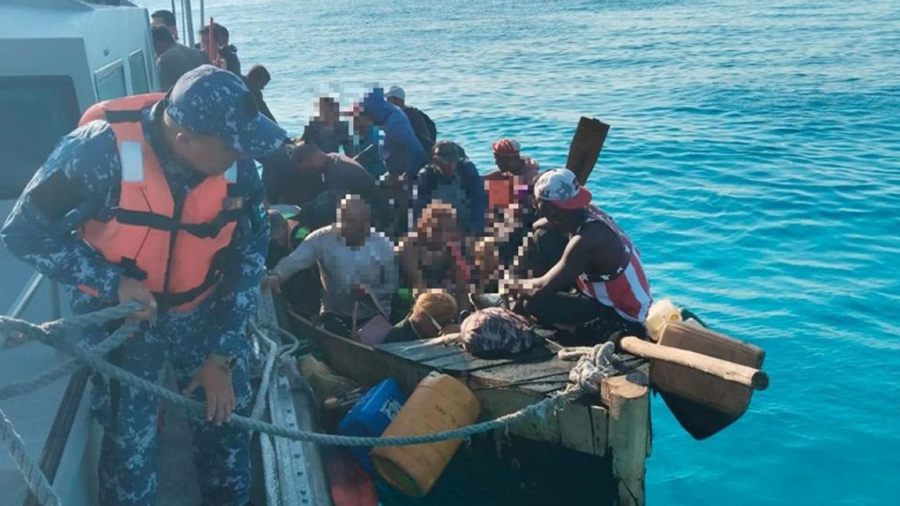 Rescatan a 51 migrantes en aguas de Quintana Roo