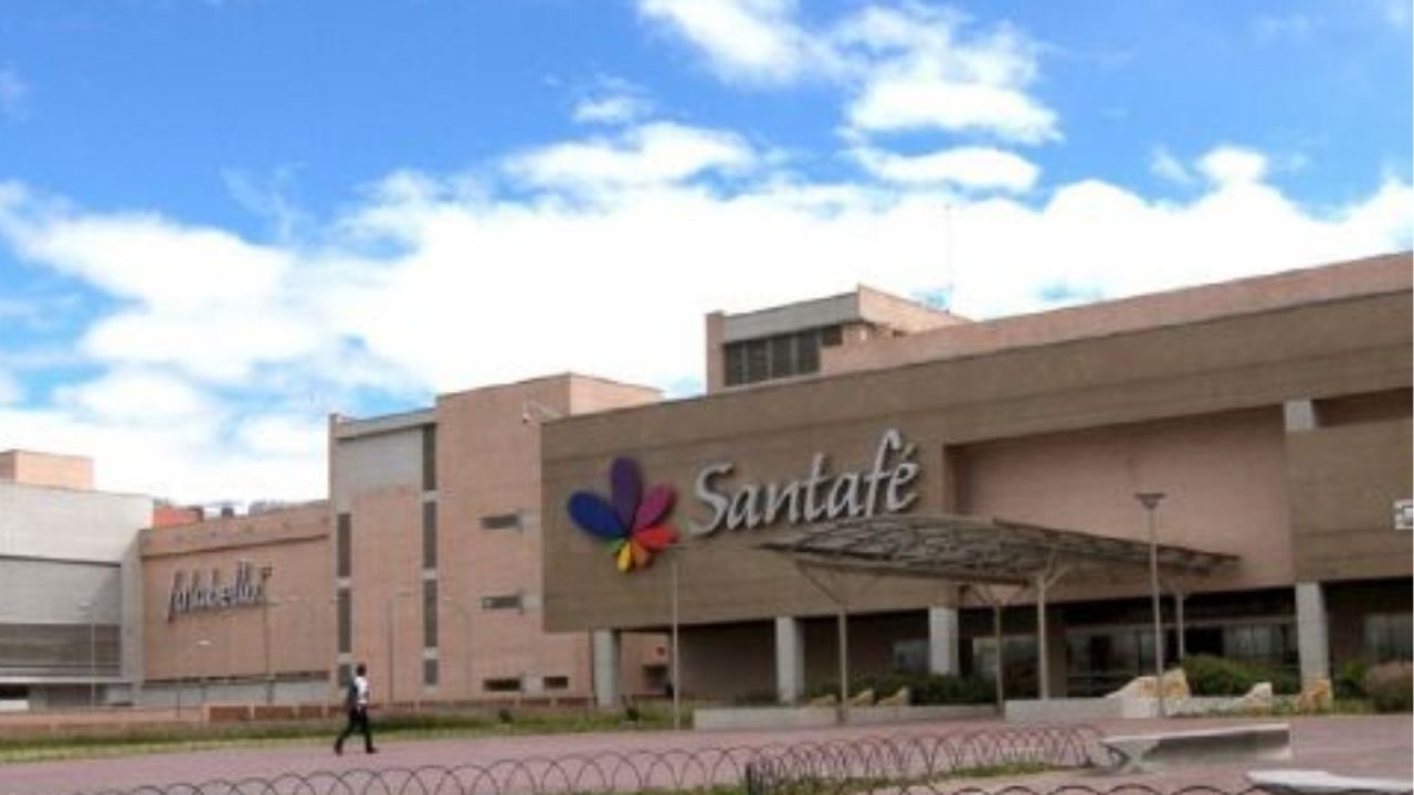 Tras 12 años de relación y dos hijos, un hombre asesinó a su expareja con un cuchillo en la plaza comercial Santafé, en Bogotá