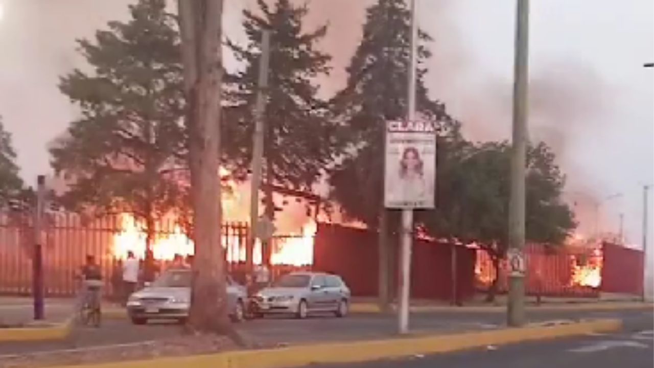 Se registra incendio de pastizales en la Universidad Autónoma de la Ciudad de México