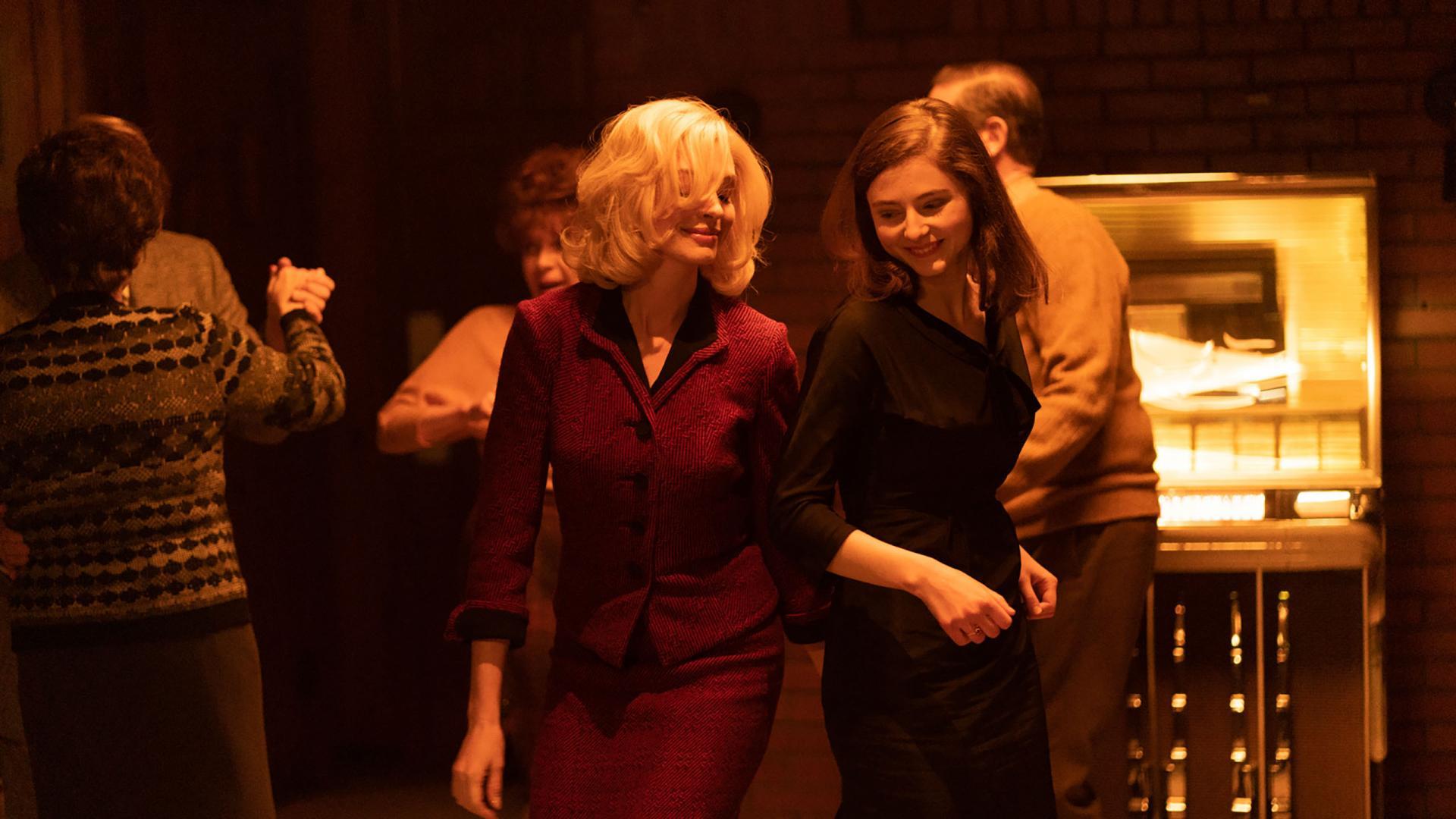 Anne Hathaway y Thomasin McKenzie en un fotograma de "Eileen"(2023).