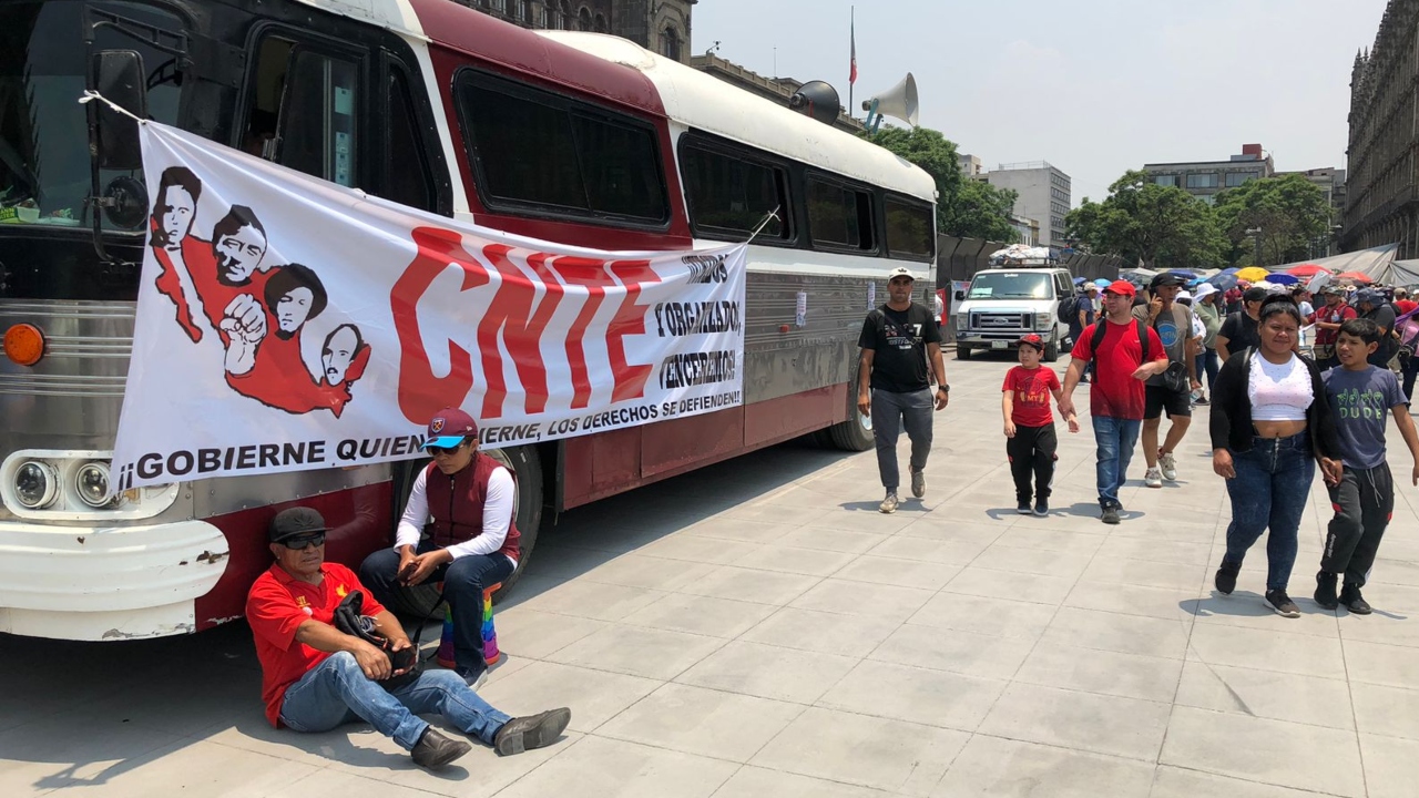 CNTE rechaza incremento salarial Rodrigo Cerezo Con la promesa de garantizar la prevención y atención a pacientes con dicha enfermedad, el candidato del PAN, PRI y PRD a la jefatura de Gobierno, Santiago Taboada firmó los compromisos de “El Cáncer en la Agenda 2024”. En la sede del Centro Oncológico Internacional, al sur de la capital, señaló que los compromisos firmados en materia de cáncer tienen que ver con un programa estatal de detección oportuna, garantizar un presupuesto para prevención y atención, así como la capacitación continúa del personal de salud y acceso a tratamientos. “Hoy en día muchos de estos tratamientos ni siquiera están ni supervisados o validados por organismos internacionales de atención a cáncer”, mencionó. Asimismo, planteó que la Ciudad trabaje de la mano con las universidades y centros de estudios para contribuir en alternativas y en estudios complementarios. “La ciudad tiene la posibilidad de hacerlo, pero han renunciado a ello porque ni las universidades públicas, ni las privadas, ni los centros de estudio de prestigio se van a poner a avalar el mal sistema, la tragedia, el cochinero que dejaron en materia de salud”, dijo. Acompañado por Margarita Zavala y Gabriel Quadri, el abanderado de la coalición va x la CDMX reiteró su intención de retirar a la Ciudad del convenio del IMSS-Bienestar y regresar el Seguro Popular. “Es un convenio entre una entidad federativa y la Federación, un convenio que lo único que avala es la firma del Jefe de Gobierno (...) yo me voy a salir de ese convenio porque, como entidad federativa, tengo el derecho y las facultades de hacerlo”, declaró a medios. El acuerdo fue firmado también por los candidatos de la alianza a diputados locales: Margarita Zavala, Karla Sosa, Gabriel Quadri y Jorge Triana.