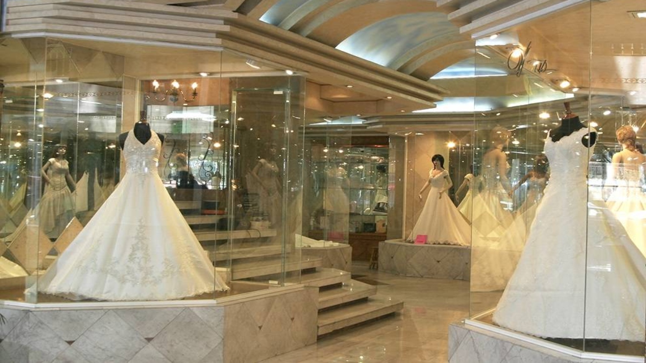 Desalojan vestidos locales en "la calle de las novias"