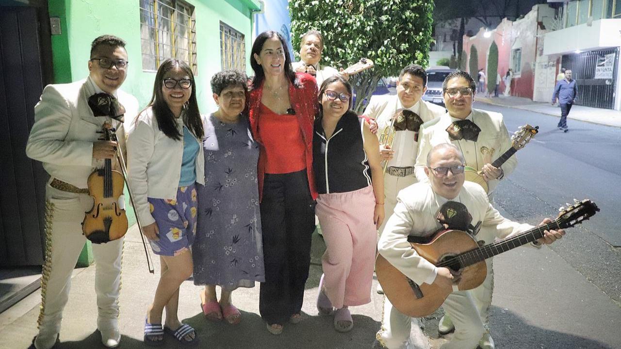 Lía Limón sorprendió a las mamás de la colonia Alfonso XIII con una serenata de mariachis y flores para festejar el Día de las Madres.