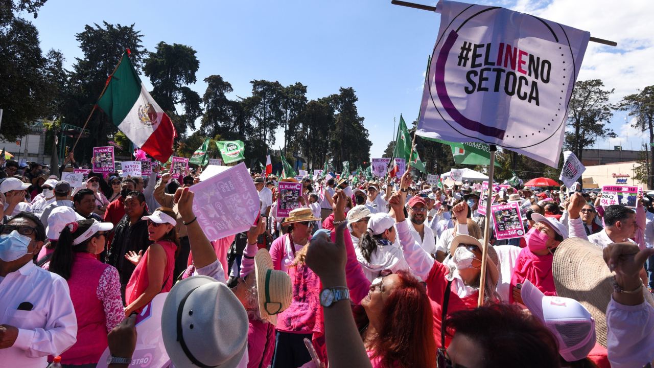 Fernando Belauzarán del Frente Cívico, sostuvo que el oficialismo debe tener un máximo de 300 diputados, ello con apego al artículo 54 de la Ley.