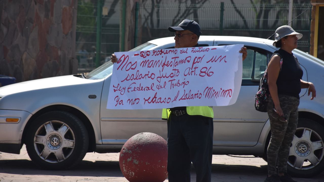 Un grupo de policías de Cuautitlán Izcalli, se manifestó frente al Parque de las Esculturas, a un costado del Palacio Municipal