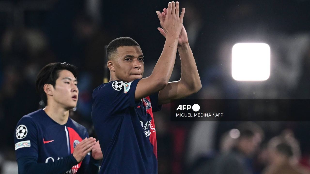 El francés Kylian Mbappé oficializó este viernes su salida del París Saint-Germain, el cual se dará al finalizar la actual temporada.