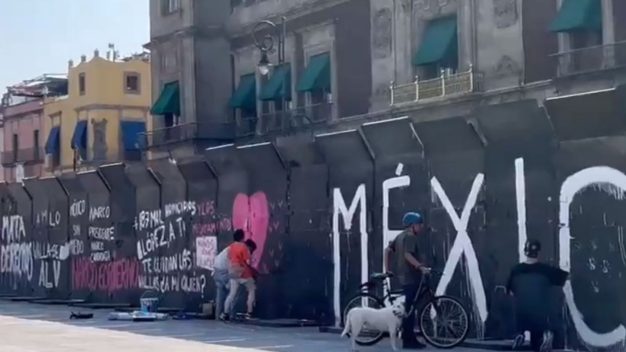 Con frases como "México merece más” o “Voto libre”, jóvenes pintan vallas de Palacio Nacional previo a la marcha de la Marea Rosa