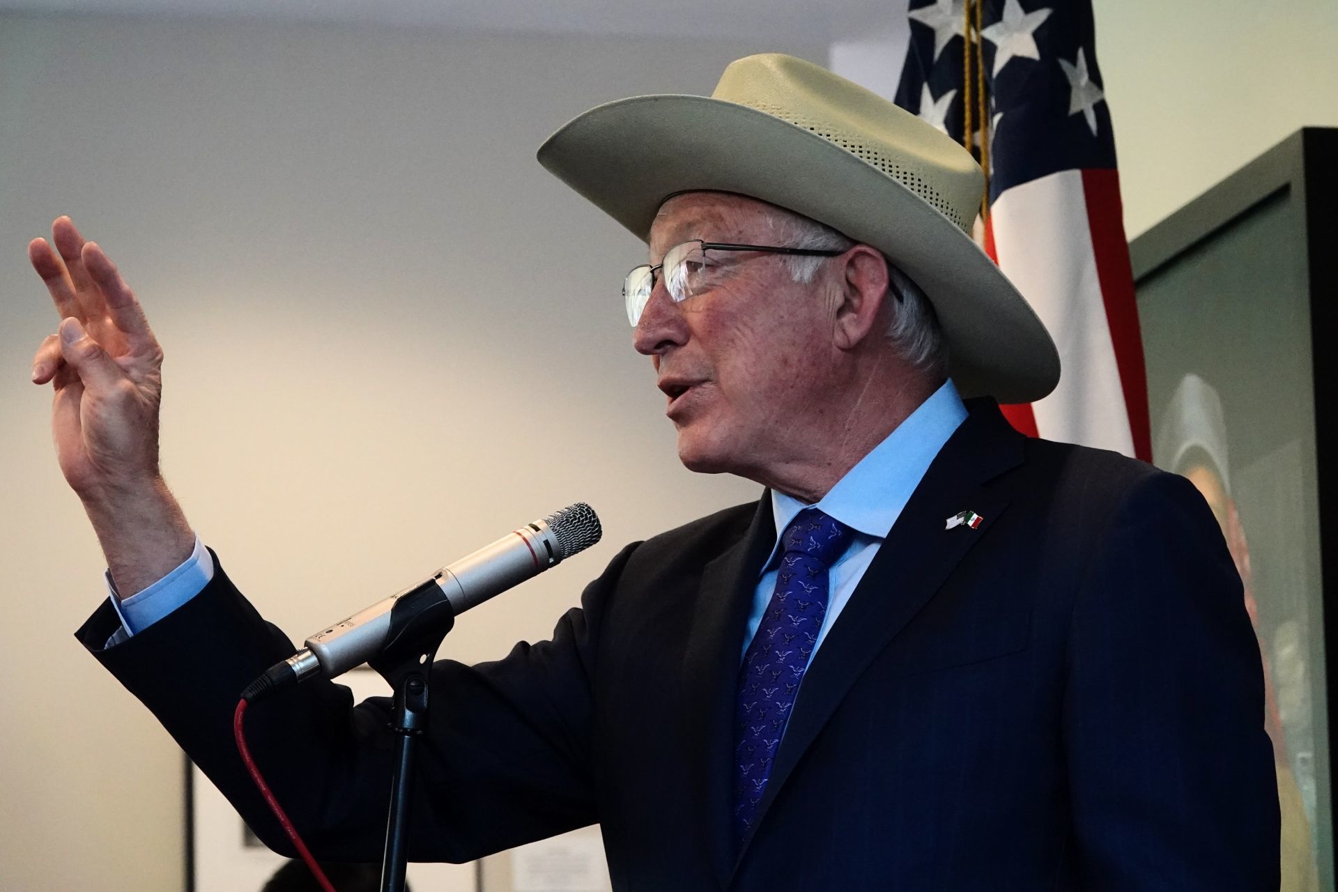 Ken Salazar felicita a gabinete de Sheinbaum