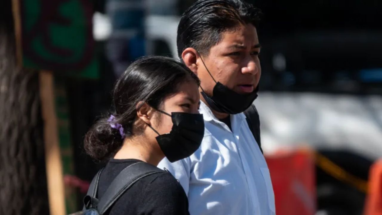 Capitalinos han regresado al uso de cubrebocas tras el repunte de casos de Covid-19 en la ciudad.