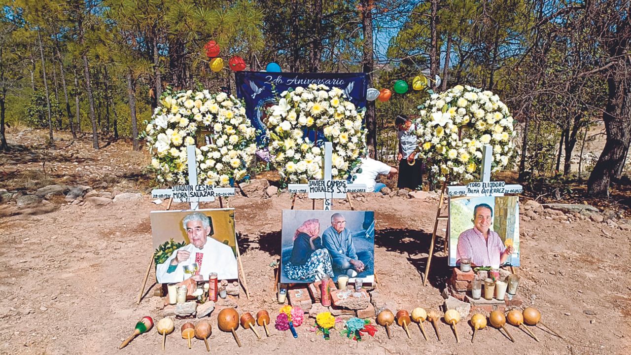 CEREMONIA. La población mestiza y rarámuri recordó a los padres y al guía de turistas, en el lugar donde encontraron sus cuerpos.