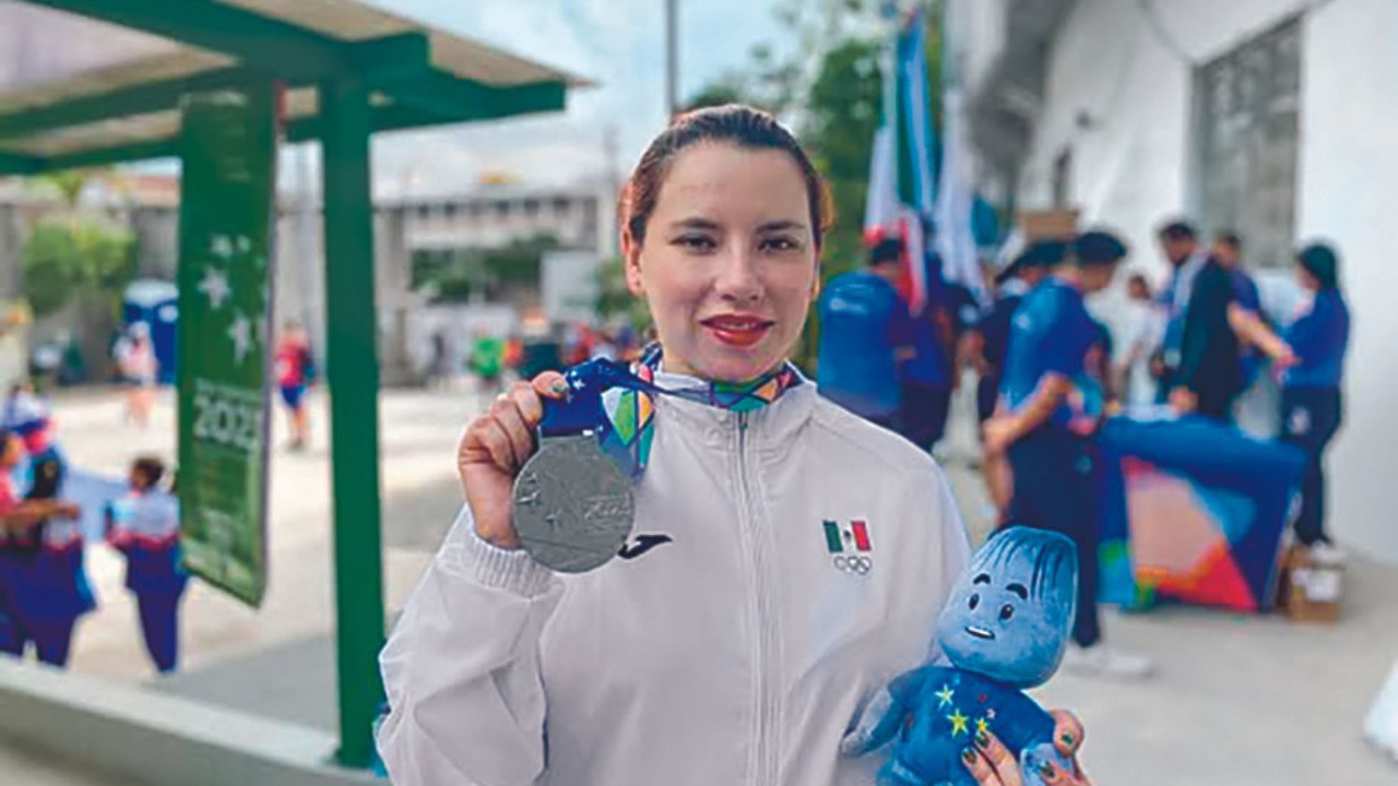 BREVES FRANCIA 2024 Andrea clasifica vía ránking La deportista mexicana Andrea Palafox clasificó a los Juegos Olímpicos París 2024 en la modalidad de Rifle Femenil, luego de que la Federación Internacional de Tiro Deportivo (ISSF) otorgó la plaza por ser la mejor rankeada a nivel continental. A los Juegos de París asistirán cinco tiradores mexicanos, después de que la Federación instauró un cupo adicional para México. Palafox se une a los cuatro tiradores mexicanos que ya estaban clasificados: Gabriela Rodríguez (skeet), Alejandra Zavala (pistola 25 metros), Edson Ramírez (rifle de aire 10 metros) y Carlos Quezada (rifle tres posiciones). 24 HORAS Lakers eligen como entrenador a JJ Redick JJ Redick, exjugador de larga trayectoria en la NBA sin experiencia en los banquillos, será el nuevo entrenador de Los Angeles Lakers de LeBron James, informó este jueves la cadena ESPN. Redick, que trabaja como comentarista de ESPN desde su retirada en 2021, se comprometió con los Lakers por las próximas cuatro temporadas, según avanzó el reputado periodista de ESPN Adrian Wojnarowski y confirmó también The Athletic. El mánager general del equipo angelino, Rob Pelinka, dijo estar "convencido de su habilidad de conectar con los jugadores y de su inteligencia para el básquet", dijeron fuentes a Wojnarowski. AFP PATINAJE ARTÍSTICO Donovan regresa a preparación Bajo la supérvisión del entrenador y coreógrafo Myke Gillman, el patinador mexicano Donovan Carrillo Suazo saltará a la pista de hielo bajo las notas de “La Bikina” de Luis Miguel, dejando atrás el mix de canciones de la autoría de Pedro Infante y con el que triunfó en el Campeonato Mundial de la especialidad en Montreal, Canadá. Ahora, el patinador guanajuatense regresó Canadá para trabajar sobre una nueva rutina con la cual afrontará la temporada 2024-2025, esto ya con miras a la que podría ser su segunda participación en Juegos Olímpicos de Invierno.“Quiero agradecer a Myke por crear este increíble programa, vamos a utilizar la música de uno de los grandes de México y todo esto conlleva una preparación importante y un desafío técnico”, manifestó Donovan a CONADE. 24 HORAS