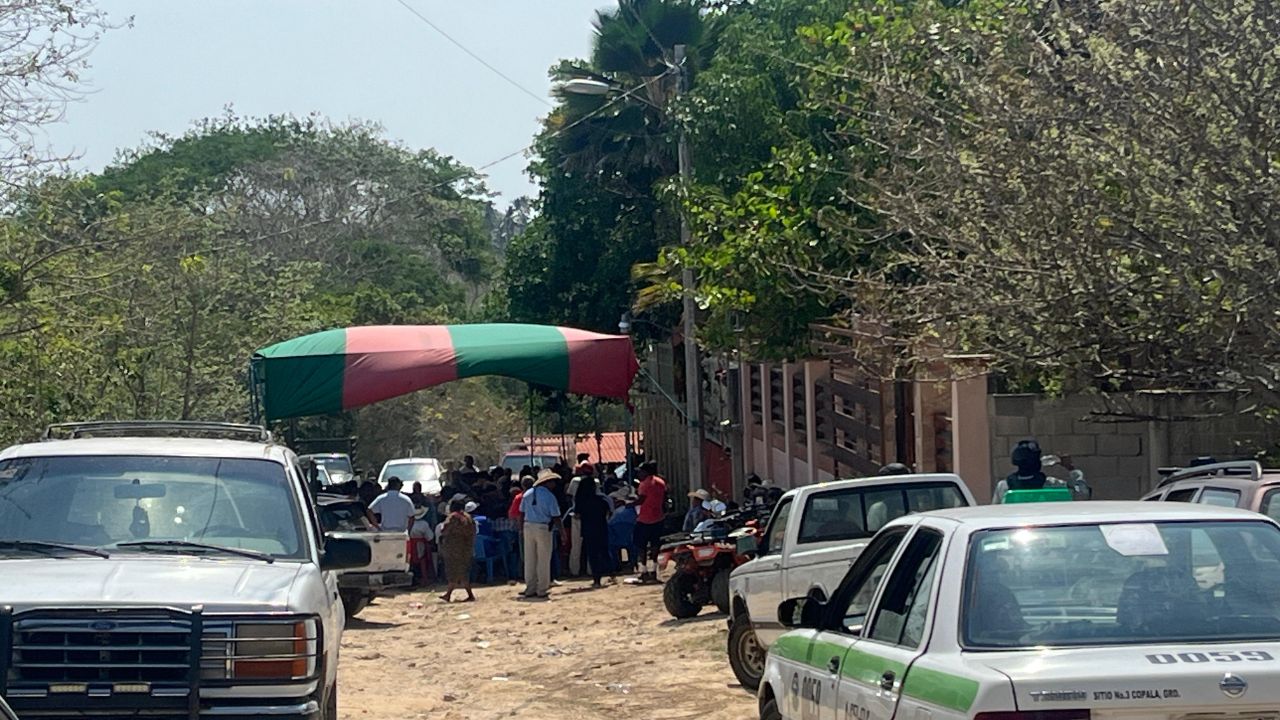 Guerrero. Tras el funeral el alcalde electo de Copala, el líder de México Avanza rechazó los dicho de López Obrador.