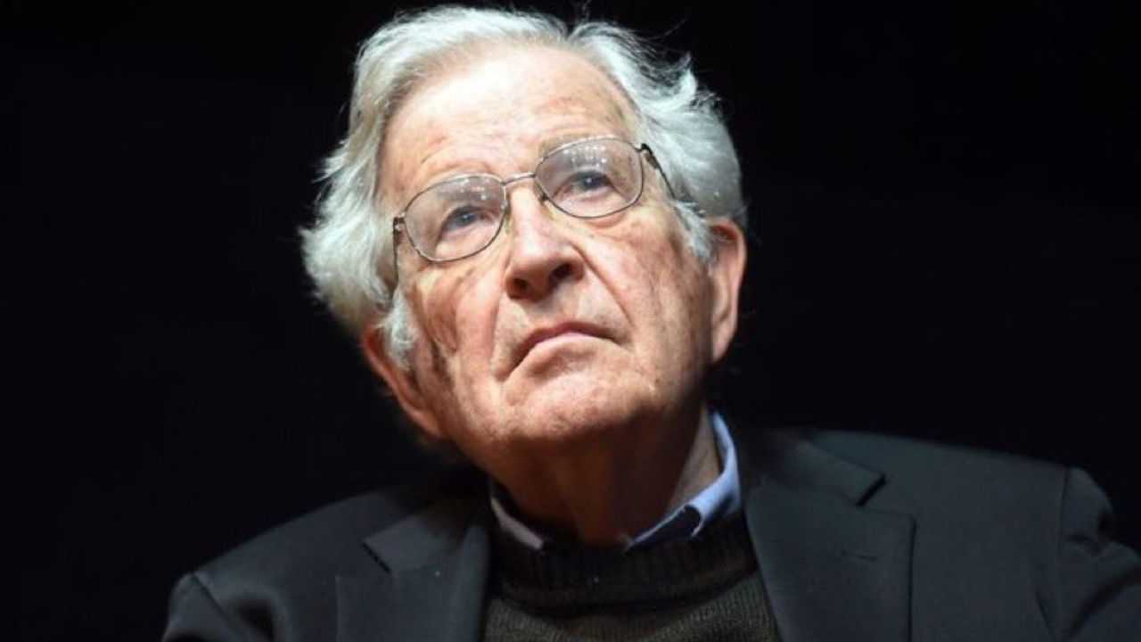 Tras el reporte falso de su muerte, el hospital donde estaba internado el pensador anarquista Noam Chomsky dio a conocer su alta médica.