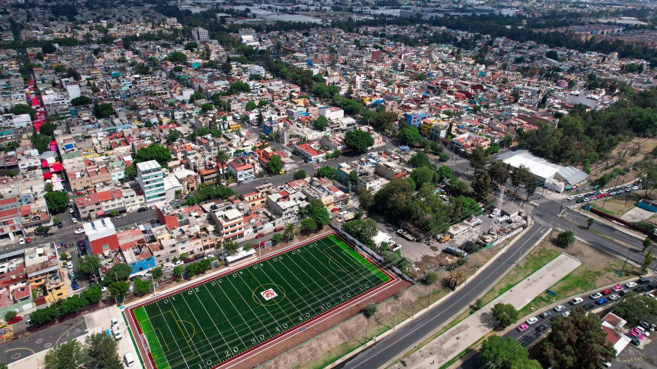 Como nuevo. Las labores contemplaron la restauración de una cancha multifuncional de pasto sintético, el arreglo del acceso principal, colocación de piso de concreto, postes y luminarias.