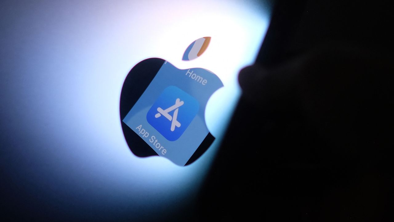 La Comisión Europea abrió ayer la vía a fuertes sanciones financieras contra Apple al determinar, de forma preliminar, que su tienda de aplicaciones App Store