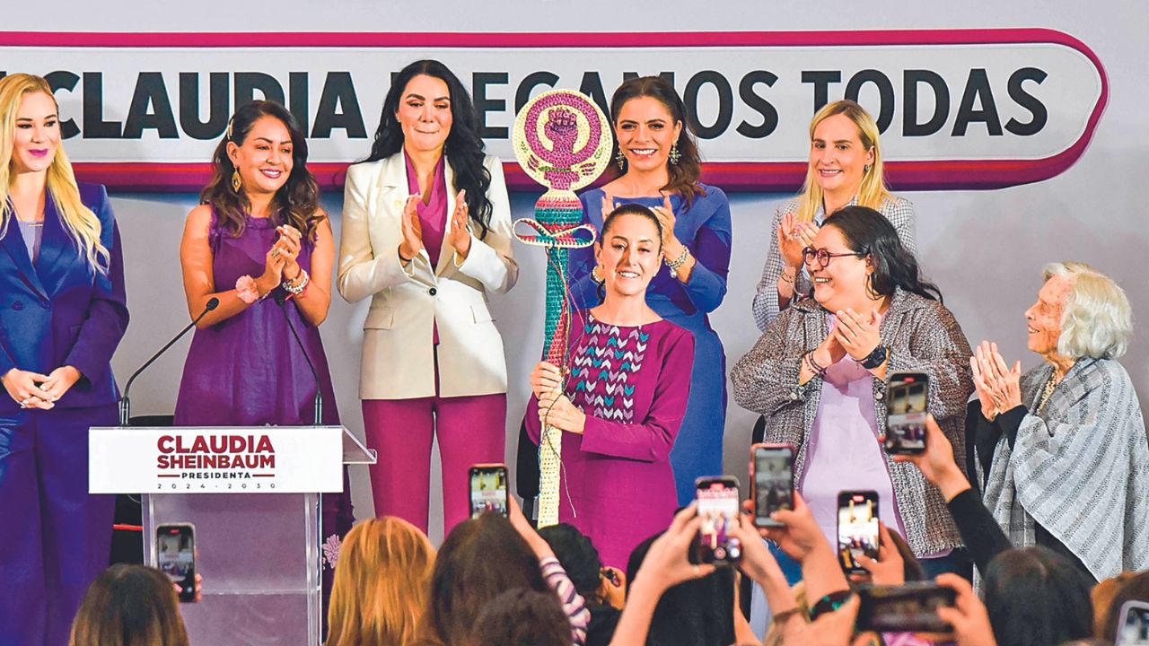 Reconocimiento. Claudia Sheinbaum encabezó el encuentro "Con Claudia llegamos todas" en la Universidad del Claustro de Sor Juana, en donde recibió el bastón de las mujeres en compañía de Ifigenia Martínez y Elena Poniatowska.