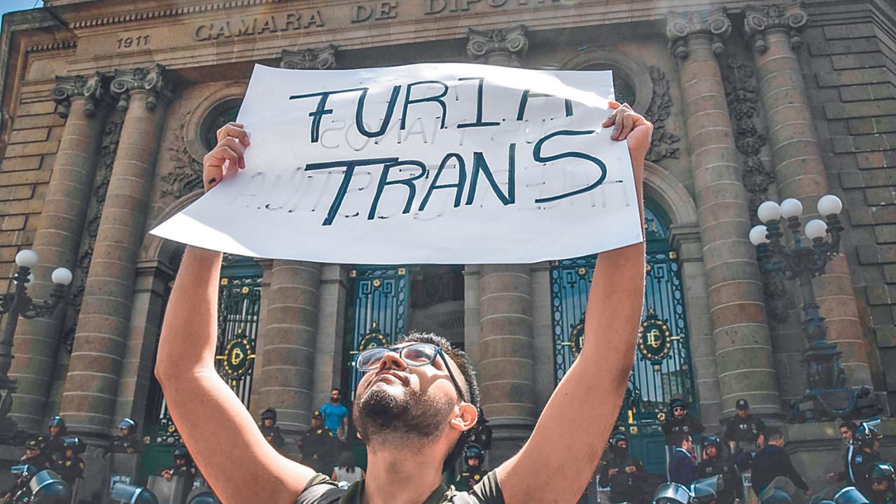 Reclamo. Personas de la diversidad sexual encabezaron una protesta pacífica frente al Congreso local para exigir penas contra la transfobia; uniformados de la Policía capitalina resguardaron el recinto de Donceles durante la movilización.