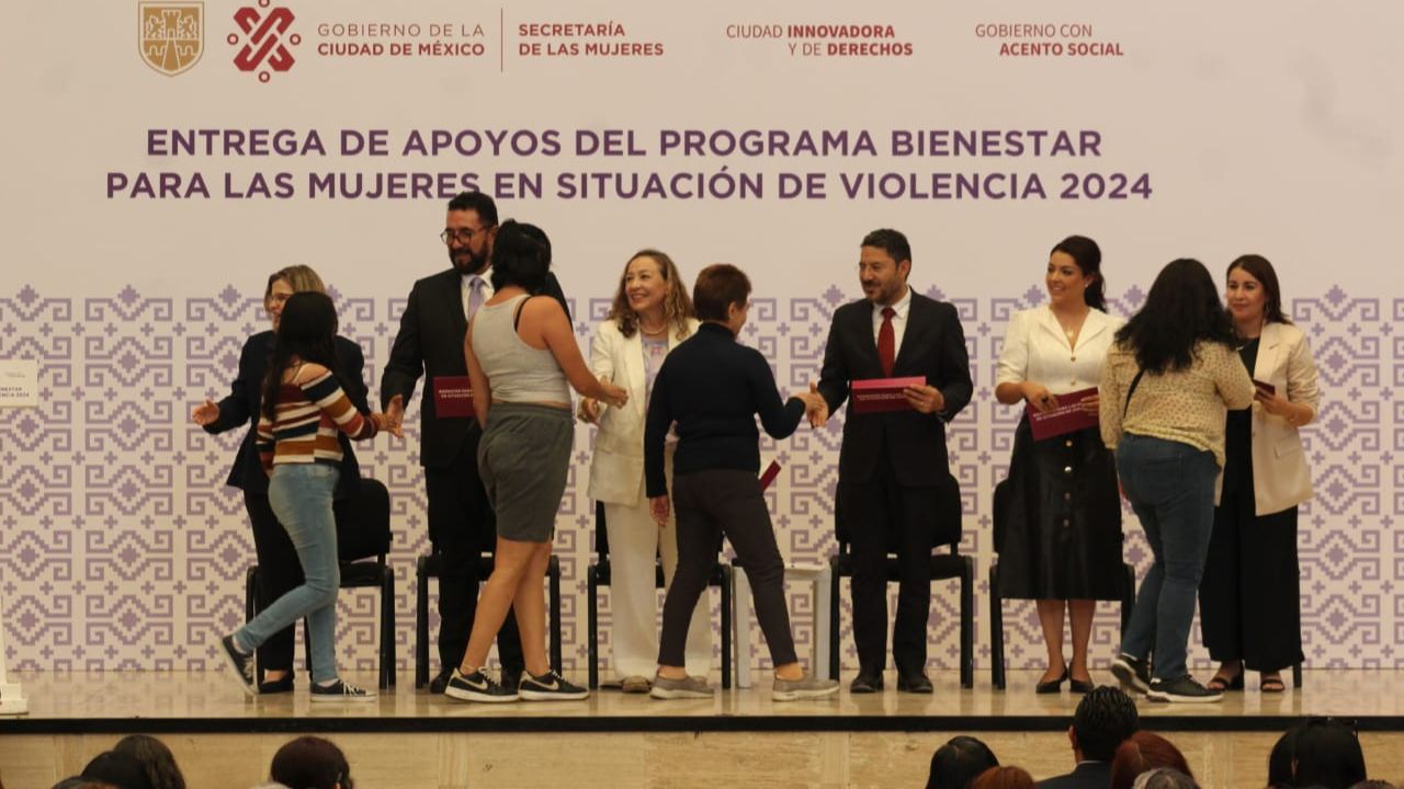 Martí Batres encabezó la entrega de apoyos económicos del Programa “Bienestar para las Mujeres en Situación de Violencia 2024”.