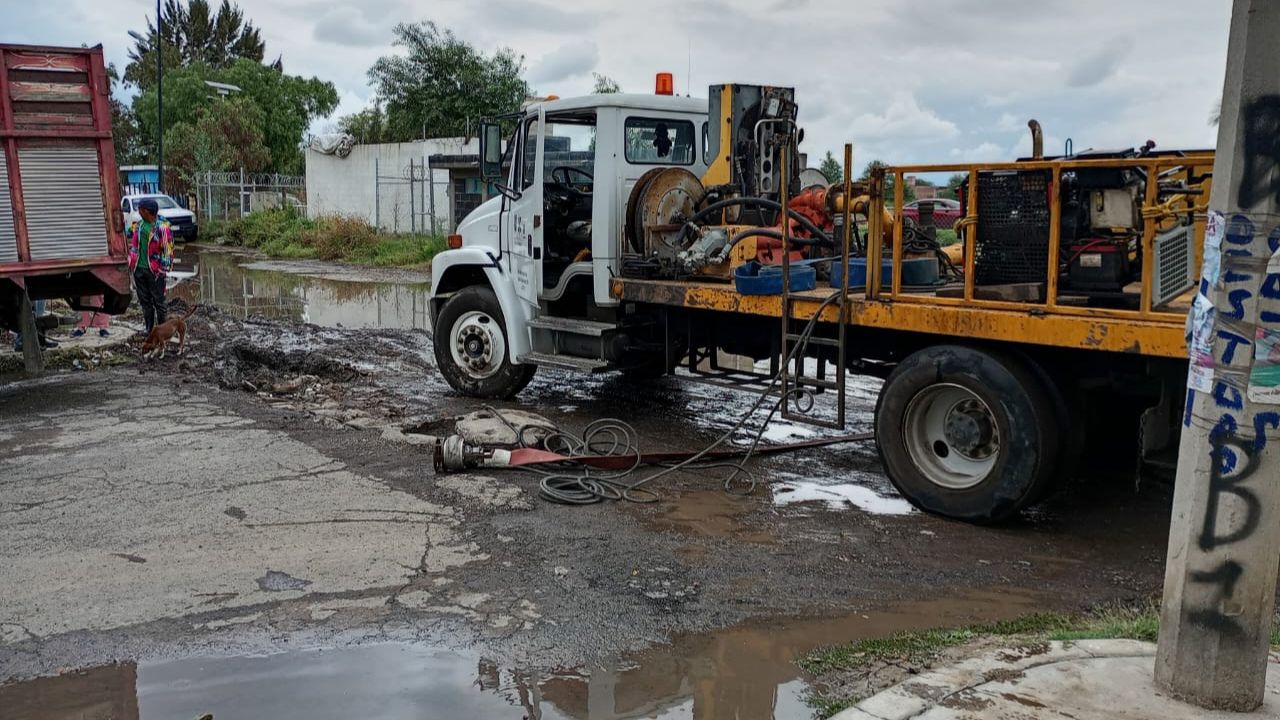 Alerta. Cuerpos de emergencia se desplegaron para atender el desbordamiento del Canal Rafael del Castillo, en Tláhuac.