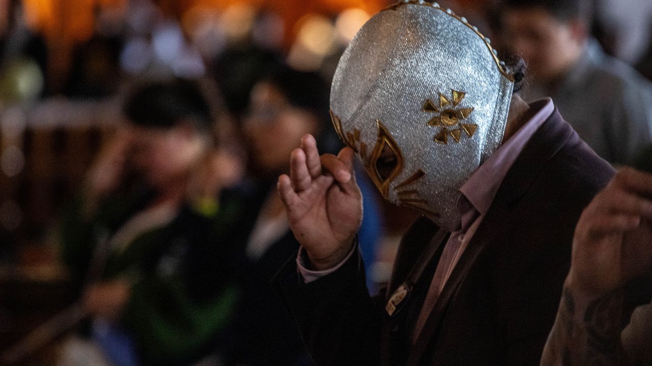 Durante la peregrinación hacia la Basílica de Guadalupe, para agradecer por sus primeros 20 años al frente del personaje de Místico