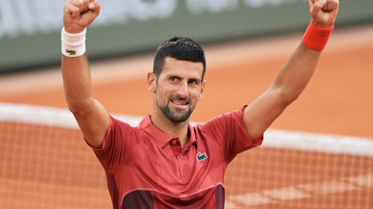 BREVES TENIS Alcaraz inicia acciones en la hierba El español Carlos Alcaraz, vigente campeón de Wimbledon, comenzó su gira sobre hierba y la defensa de su título en Queen's con una victoria en dos sets, por 6-1 y 7-5, frente al argentino Francisco Cerúndolo (N.26), este martes en Londres. Al número dos del mundo, que viene de conquistar su tercer título de Grand Slam en Roland Garros, le costó no obstante la adaptación a la nueva superficie. El primer cabeza de serie del torneo londinense se llevó con autoridad el primer set ante el 26º del mundo, pero su nivel bajó al comienzo del segundo, en el que llegó ir por detrás 2-5. AFP OLÍMPICOS Confirman la presencia de Joker El Comité Olímpico Serbio confirmó este martes la presencia de Novak Djokovic en el torneo olímpico de París-2024, luego de que el ganador de 24 títulos del Grand Slam tuviera que retirarse de Roland Garros a principios de junio tras lastimarse una rodilla. Djokovic, que tuvo ser operado del menisco de su rodilla derecha después del Grand Slam parisino, buscará en la capital francesa el oro olímpico, el único gran título que falta en su impresionante palmarés. "Novak Djokovic (N.3 del mundo) y Dusan Lajovic (56º) cumplen las condiciones relativas a la clasificación ATP y confirmaron su participación" en los Juegos Olímpicos, indicó la instancia en un comunicado. AFP TRANSFERENCIAS América avanza negociaciones con Érick El mercado de transferencias continúa y ahora todo indica que el Club América tiene la firme intención de hacerse de los servicios del medio campista de Pachuca Erick Sánchez, esto para reforzar la plantilla de cara al Torneo Apertura 2024. Según reportó Fox Sports, los de Coapa ya iniciaron algunas negociaciones con los Tuzos para llegar a un acuerdo. Sin embargo "El Chiquito" será quien tenga la última palabra en esta posible transferencia, ya que se sabe que el jugador también tenía como prioridad irse a jugr al futbol europe. Hasta ahora Sevilla ha sido el único club en buscarlo con una propuesta económica. 24 HORAS