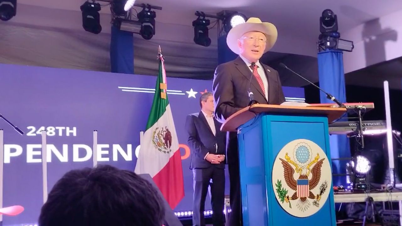 Ken Salazar celebra coordinación de México con EU en temas de migración