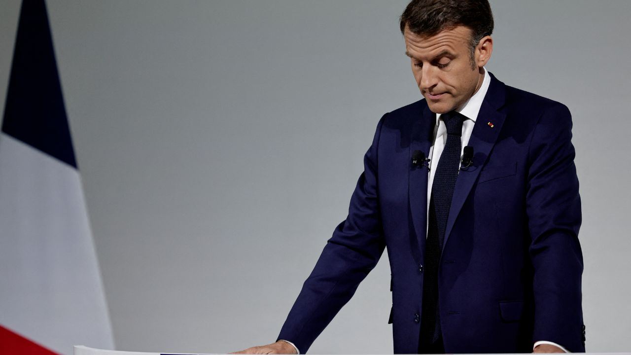 Emmanuel Macron llamó ayer a la unidad de quienes digan "no a los extremos", en un momento en que el principal partido conservador excluyó a su líder