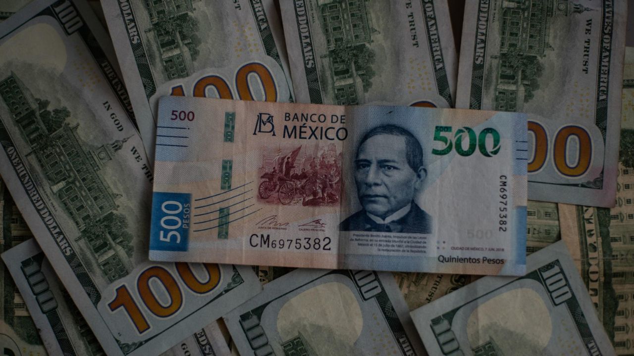 Peso en 18.47 al medio día