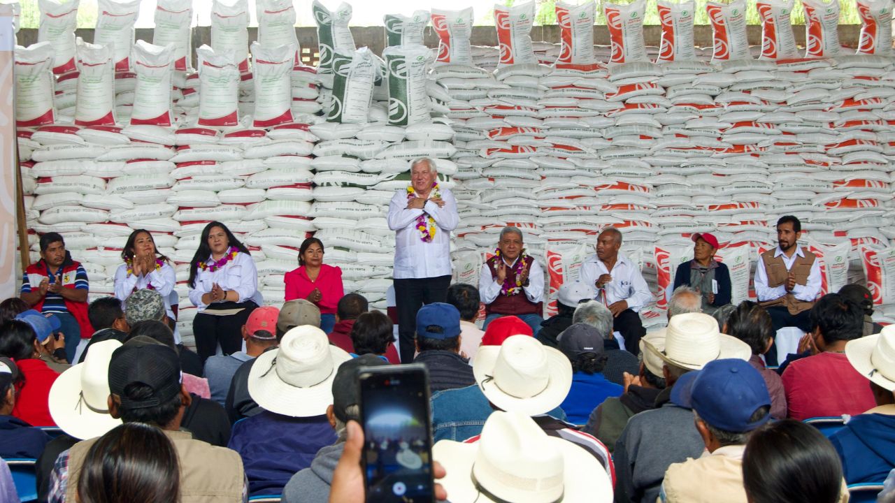 Al entregar el programa Fertilizantes para el Bienestar en San Francisco Chindúa, Oaxaca, el titular de Agricultura, Víctor Villalobos, reconoció el trabajo y el compromiso de los agricultores