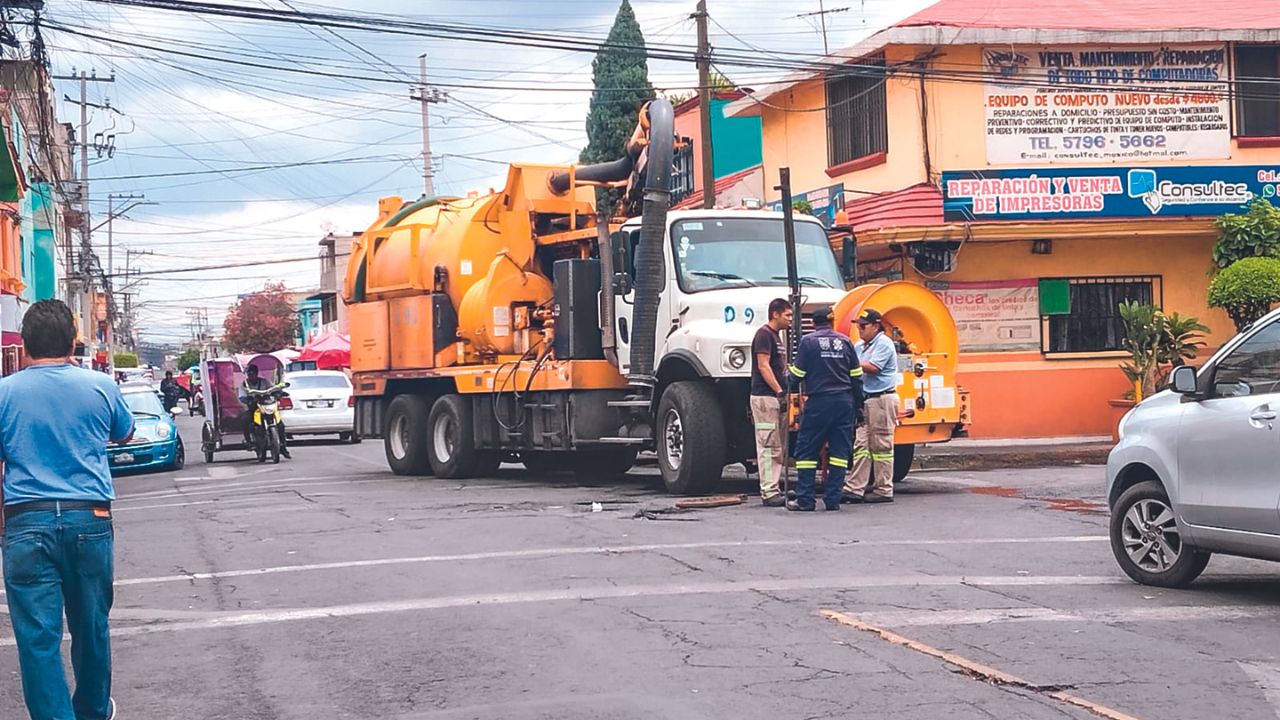 Labores. Los desazolves por parte de Sacmex y Pemex son continuos en la colonia afectada para aminorar el olor a combustible que reportan los colonos. 