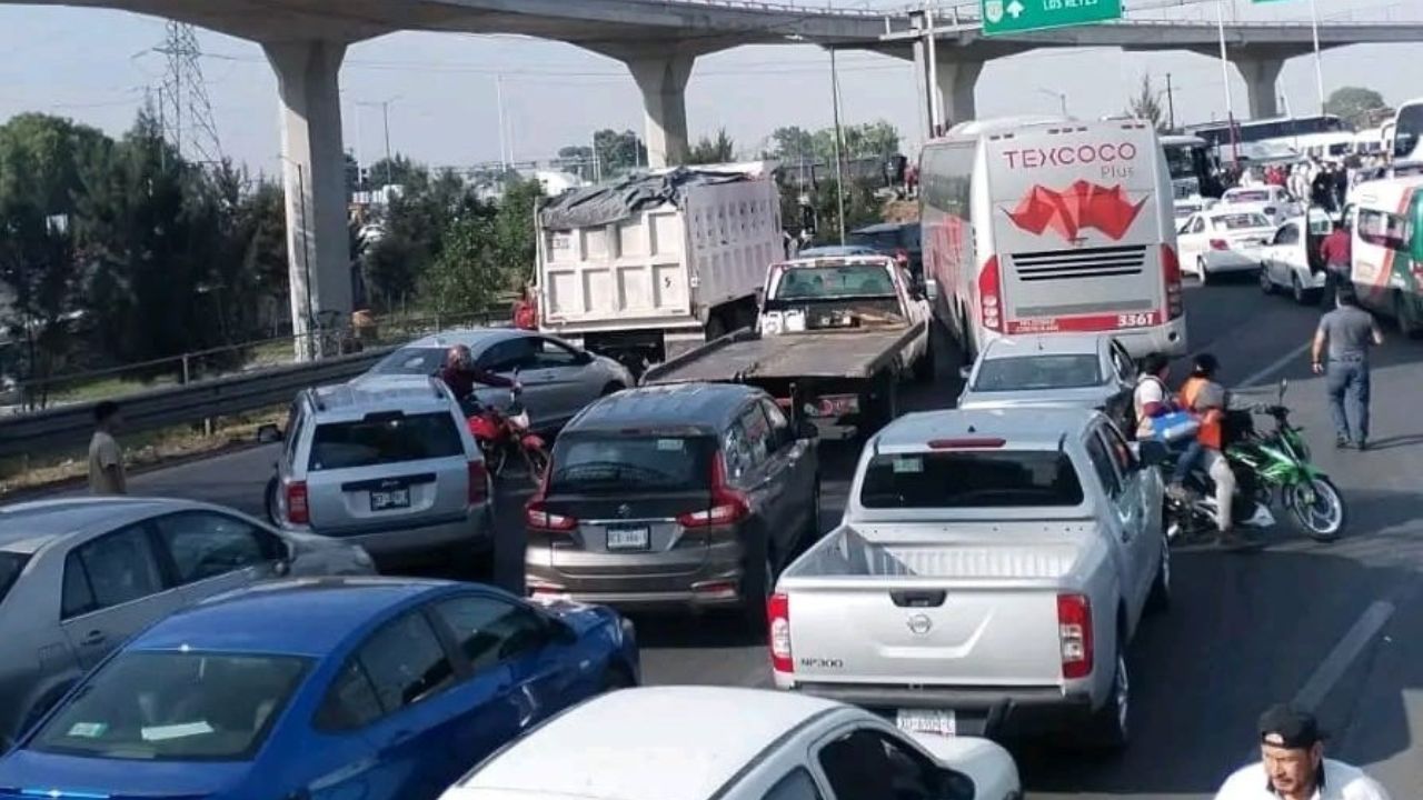 Transportistas bloquean carretera federal México- Texcoco por liberación de un extorsionador